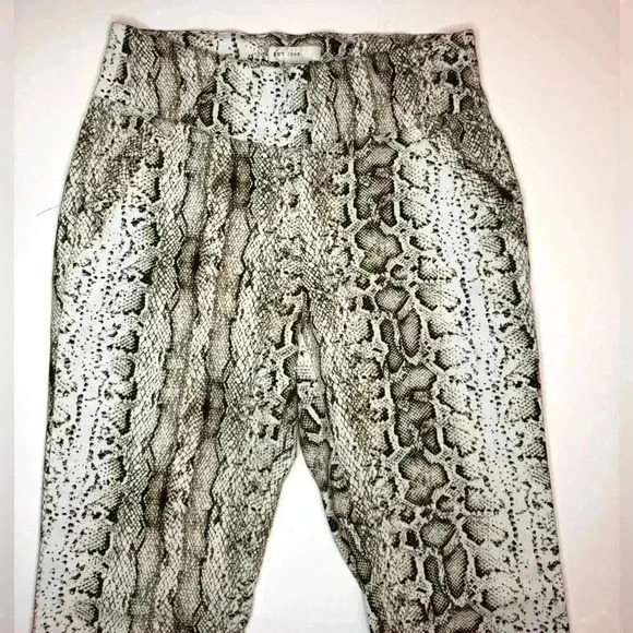 C EST. 1946 Womens Contemporary animal Print Pants Size 6 - Picture 2 of 8